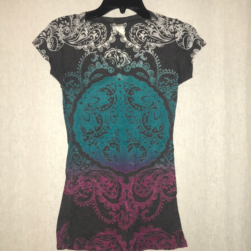 Burnout v-neck T-shirt with peace sign detail